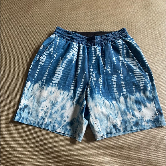 Mens luluemon shorts size s - never been worn - Picture 1 of 4